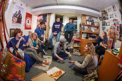一群学生在Goshen的一个传统宿舍里聊天和玩游戏